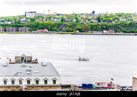 Toits de la ville ou de la vieille ville d'immeubles en vue de fleuve Saint-Laurent au Québec, Canada Banque D'Images