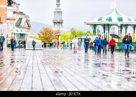 La ville de Québec, Canada - 30 mai 2017 : rue de la vieille ville et un belvédère sur la terrasse Dufferin dans de fortes pluies avec des gens et des parasols Banque D'Images