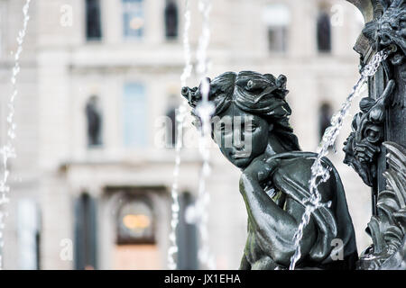 La ville de Québec, Canada - 30 mai 2017 : grande fontaine en été avec femme grecque la sculpture et l'édifice du parlement Banque D'Images