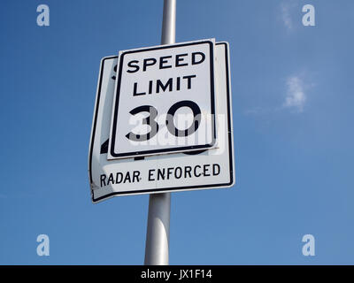 Signe de la limite de vitesse et les radars Banque D'Images