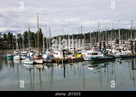 Comme miroir d'images de yachts et bateaux à quai dans une marina à Tsehum Harbour, près de Victoria, sur l'île de Vancouver, British Columbia Canada Banque D'Images