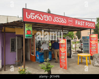 Restauration rapide café et snack shop le long de l'autoroute E-60 en Géorgie Caucase Banque D'Images