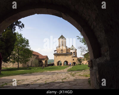 Monastère de Ghélati site du patrimoine mondial de l'Unesco près de Koutaïssi en Géorgie, fondée en 1106 par le roi David IV, beffroi et porte d'entrée encadrée de bâtiments Banque D'Images