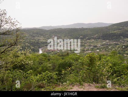 Vue panoramique de la campagne depuis la géorgienne vert Gelaty monastère près de la ville de Kutaisi dans le centre du pays Banque D'Images