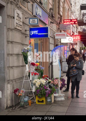 Un fleuriste et les clients sur le trottoir de Shota Rustaveli Avenue dans le centre de Tbilissi en Géorgie Banque D'Images