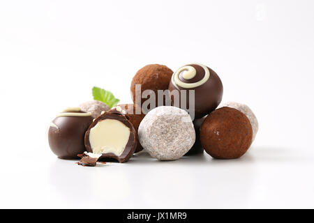 Un assortiment de truffes au chocolat et pralines avec remplissage ganache Banque D'Images