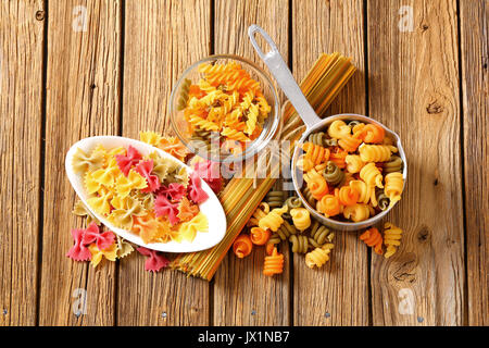 Divers types de pâtes de couleur sur un fond de bois Banque D'Images