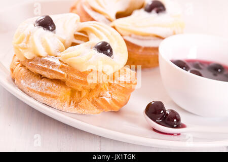 Zeppole avec la crème pâtissière. Banque D'Images