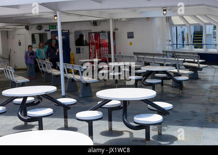 Les tables sont parées de blanc et tabourets sur le pont supérieur de BC Ferries et voiture de passagers Queen of Cowichan de Vancouver British Columbia Canada Banque D'Images