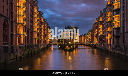 Château d'eau dans le vieux quartier d'entrepôts ou de Speicherstadt, Hambourg, Allemagne Banque D'Images