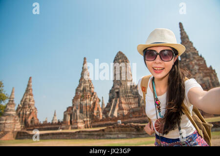 Heureux de prendre l'appareil photo avec selfies copyspace dans Wat Chaiwatthanaram contexte et portant chapeau et des lunettes de soleil sur l'Asie lors d'été Banque D'Images