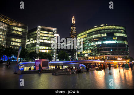 La nuit, au bord de l'eau More London Riverside, le fragment à l'arrière, Londres, Angleterre, Royaume-Uni Banque D'Images