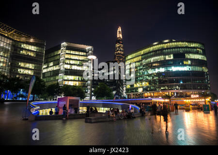 La nuit, au bord de l'eau More London Riverside, le fragment à l'arrière, Londres, Angleterre, Royaume-Uni Banque D'Images