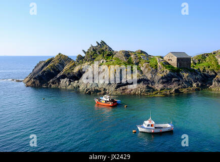 Des bateaux de pêche, chapelle et Rock Net Loft, des falaises sur la côte à Polperro, Cornwall, Angleterre, Royaume-Uni Banque D'Images