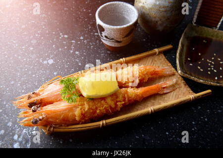 Crevettes frites dans le style japonais ou tous les corps avec ebi furai head set style izakaya japonais en flash photo dans l'éclairage. Banque D'Images