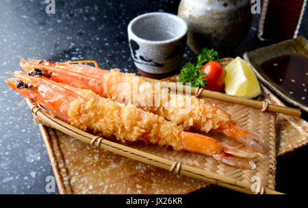 Crevettes frites dans le style japonais ou tous les corps avec ebi furai head set style izakaya japonais en flash photo dans l'éclairage. Banque D'Images