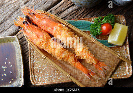 Crevettes frites dans le style japonais ou tous les corps avec ebi furai head set style izakaya japonais en flash photo dans l'éclairage. Banque D'Images