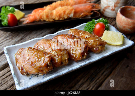 Aile de poulet frit avec sauce épicée dans le style japonais ou servir d'aile Tebasaki en izakaya restourant. Banque D'Images