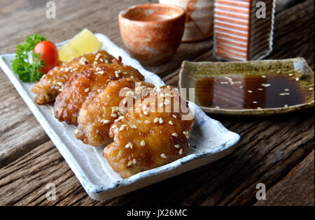 Aile de poulet frit avec sauce épicée dans le style japonais ou servir d'aile Tebasaki en izakaya restourant. Banque D'Images