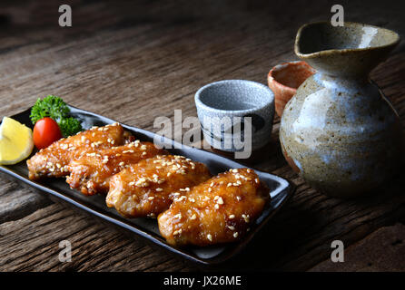 Aile de poulet frit avec sauce épicée dans le style japonais ou servir d'aile Tebasaki en izakaya restourant. Banque D'Images