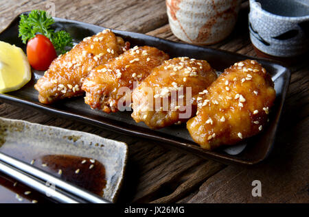 Aile de poulet frit avec sauce épicée dans le style japonais ou servir d'aile Tebasaki en izakaya restourant. Banque D'Images