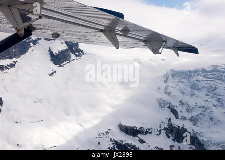 Vue depuis un hydravion sur la neige montagnes enneigées et les glaciers près de ski Whistler British Columbia Canada Banque D'Images