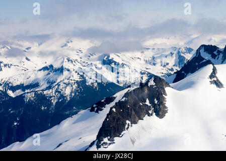 Vue depuis un hydravion sur la neige montagnes enneigées et les glaciers près de ski Whistler British Columbia Canada Banque D'Images