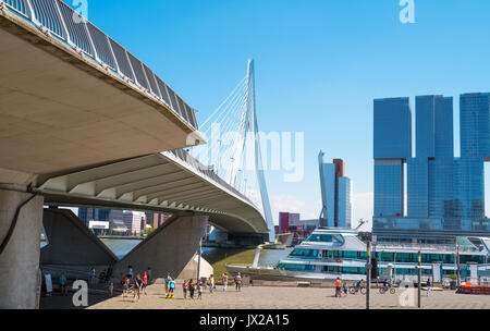 Rotterdam, Pays-Bas - 18 juillet 2016 : un bateau d'excursion et des personnes sous le pont Erasmus sur la Meuse avec les tours de Rotterdam dans le backg Banque D'Images