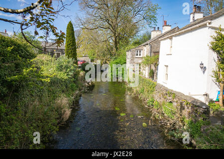 La rivière Lee dans Village de Cartmel, Cumbria, Angleterre Banque D'Images