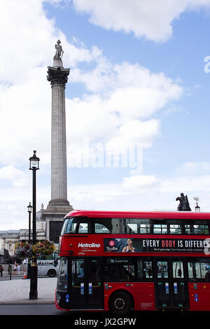 Trafalgar Square, London,red bus,colonne Nelson. Banque D'Images