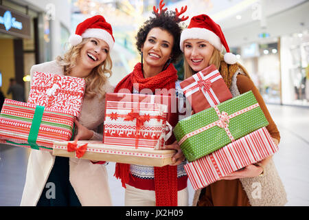 Moments drôles avec des amis dans le shopping mall Banque D'Images