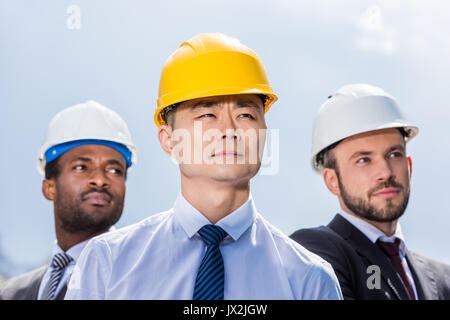 Portrait de groupe d'multiathic architectes professionnels dans des casques, concept d'affaires prospères Banque D'Images