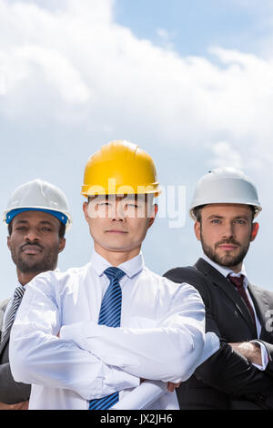 Portrait de groupe d'multiathic architectes professionnels dans des casques, concept d'affaires prospères Banque D'Images