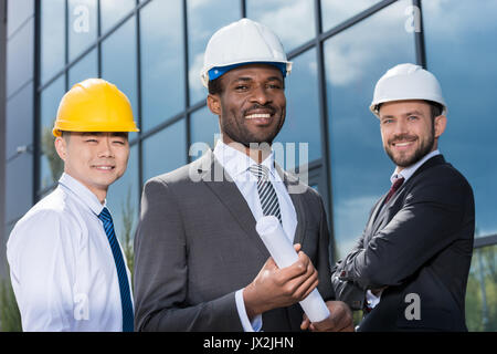 Portrait de groupe d'multiethic architectes professionnels dans des casques, concept d'affaires prospères Banque D'Images