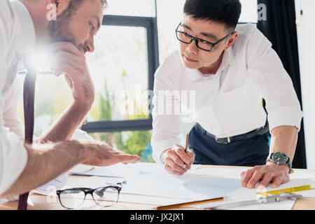 Dans l'usure formelle des architectes professionnels travaillant au bureau d'affaires moderne, groupe Banque D'Images