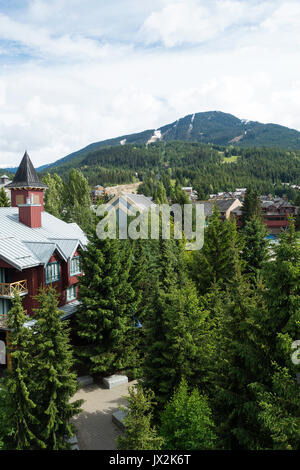 La belle vue sur forêt de pins avec Whistler Mountain du centre-ville de Whistler British Columbia Canada Banque D'Images