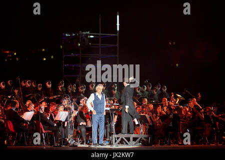 Andrea Bocelli au Teatro del Silenzio Banque D'Images