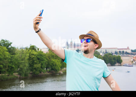 Bel homme prend une piscine selfies - peuples caucasiens - la nature, les gens, le mode de vie et la technologie concept. Banque D'Images