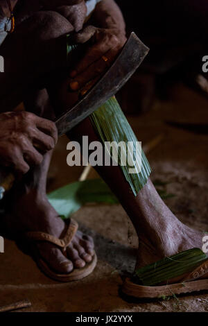 Les visiteurs peuvent facilement trouver Longwa d'hommes fumant l'opium dans l'Angh's house. L'Angh est le chef héréditaire, ou le roi et les règles de plus de 75 villages, de sorte Banque D'Images