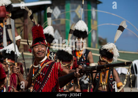 Tribu Naga attente pour effectuer au Festival 2015 Calao, Kisama, village du district de Kohima, Nagaland, Inde. Banque D'Images