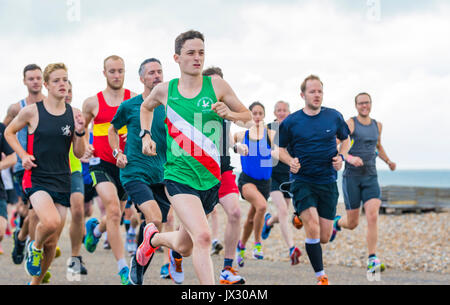 Porteur sur la vitalité de l'événement hebdomadaire Parkrun à Worthing, West Sussex, Angleterre, Royaume-Uni. Banque D'Images