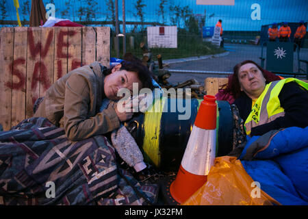 13 Les militants locaux enfermés dans des tubes de bras pour bloquer l'entrée de la Quadrilla site de forage à New Preston Road, 03 juillet 2017, La Banque D'Images