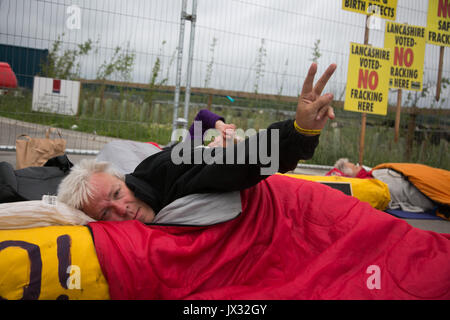 13 Les militants locaux enfermés dans des tubes de bras pour bloquer l'entrée de la Quadrilla site de forage à New Preston Road, 03 juillet 2017, La Banque D'Images