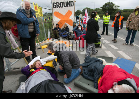 13 Les militants locaux enfermés dans des tubes de bras pour bloquer l'entrée de la Quadrilla site de forage à New Preston Road, 03 juillet 2017, La Banque D'Images