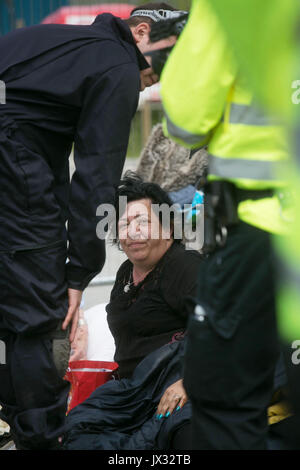 13 Les militants locaux enfermés dans des tubes de bras pour bloquer l'entrée de la Quadrilla site de forage à New Preston Road, 03 juillet 2017, La Banque D'Images