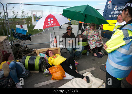 13 Les militants locaux enfermés dans des tubes de bras pour bloquer l'entrée de la Quadrilla site de forage à New Preston Road, 03 juillet 2017, La Banque D'Images