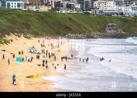 Les vacanciers s'amuser sur la plage de Fistral, Newquay, Cornwall. Banque D'Images