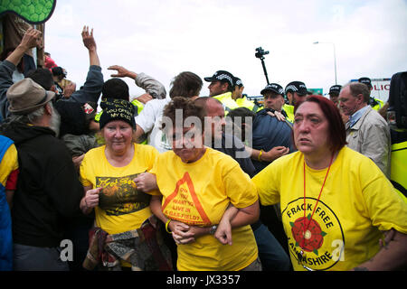 13 Les militants locaux enfermés dans des tubes de bras pour bloquer l'entrée de la Quadrilla site de forage à New Preston Road, 03 juillet 2017, La Banque D'Images