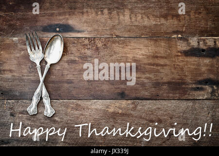 L'argenterie ancienne cuillère et fourchette et joyeux Thanksgiving texte sur un vieux fond de bois rustique. Droit coup de frais généraux. Banque D'Images