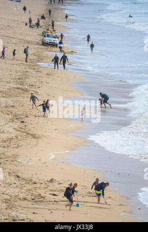 Les vacanciers sur la plage de Fistral à Cornwall. Banque D'Images